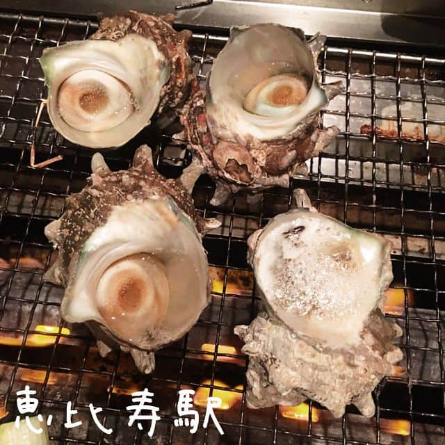 Ateliersさんのインスタグラム写真 - (AteliersInstagram)「🦐かき(牡蠣)小屋 恵比寿🐚 🍴各式火烤海鮮 📍東京都渋谷区恵比寿1-26-14 ACTビル1F ⏲️17:00～23:00  假日12:00～16:00、17:00～23:00 💸2500～¥ 🚬可（無禁煙區） 🏠日式海鮮居酒屋🍻 👍味道不用說，海鮮非常新鮮，對蝦子過敏的小編吃了也完全沒有異常反應😃 👎如果碰到名物老闆，可能會減少很多和朋友聊天的機會😂 💁‍♂️順便點的羊小排也完全沒有騷味&無法用言語形容的健談老闆 📝來到かき小屋🏠除了品嚐新鮮美味的海產以外！聽老闆跨越國籍藩籬，侃侃而談自己70年波乱万丈の人生也是必點menu!🇹🇼🇯🇵如果被老闆看上的話還會給你很多沙必斯～不中意你的話小心被取怪怪的綽號⚠️（親切的意思）😂😂😂😂😂😂😂😂😂😂 #艾塔莉兒惠比壽 #艾塔莉兒 #ateliersjpn #かき小屋 #海鮮 #海產 #日本料理 #東京美食 #居酒屋 #seafood #japan #tokyo #ebisu #恵比寿 #かき #恵比寿グルメ #オイスターバー #東京  #에비스 #도교 #굴구이#맛집추천 #먹스타그램 #신선해 #굴 #양고기 #구이 #굽기#이사카야 #일본술집」10月23日 21時59分 - ateliersjpn