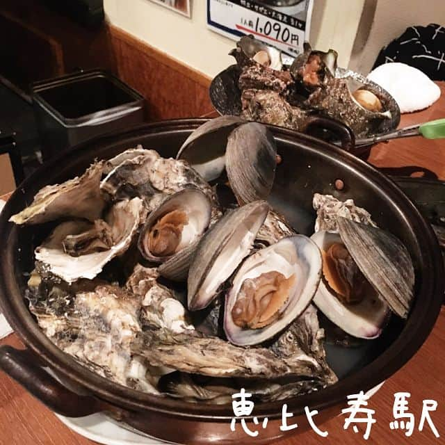 Ateliersさんのインスタグラム写真 - (AteliersInstagram)「🦐かき(牡蠣)小屋 恵比寿🐚 🍴各式火烤海鮮 📍東京都渋谷区恵比寿1-26-14 ACTビル1F ⏲️17:00～23:00  假日12:00～16:00、17:00～23:00 💸2500～¥ 🚬可（無禁煙區） 🏠日式海鮮居酒屋🍻 👍味道不用說，海鮮非常新鮮，對蝦子過敏的小編吃了也完全沒有異常反應😃 👎如果碰到名物老闆，可能會減少很多和朋友聊天的機會😂 💁‍♂️順便點的羊小排也完全沒有騷味&無法用言語形容的健談老闆 📝來到かき小屋🏠除了品嚐新鮮美味的海產以外！聽老闆跨越國籍藩籬，侃侃而談自己70年波乱万丈の人生也是必點menu!🇹🇼🇯🇵如果被老闆看上的話還會給你很多沙必斯～不中意你的話小心被取怪怪的綽號⚠️（親切的意思）😂😂😂😂😂😂😂😂😂😂 #艾塔莉兒惠比壽 #艾塔莉兒 #ateliersjpn #かき小屋 #海鮮 #海產 #日本料理 #東京美食 #居酒屋 #seafood #japan #tokyo #ebisu #恵比寿 #かき #恵比寿グルメ #オイスターバー #東京  #에비스 #도교 #굴구이#맛집추천 #먹스타그램 #신선해 #굴 #양고기 #구이 #굽기#이사카야 #일본술집」10月23日 21時59分 - ateliersjpn