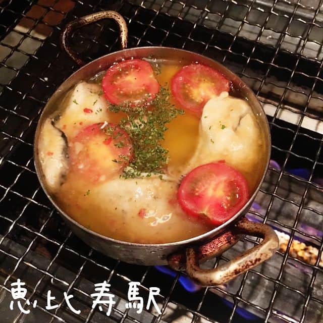 Ateliersさんのインスタグラム写真 - (AteliersInstagram)「🦐かき(牡蠣)小屋 恵比寿🐚 🍴各式火烤海鮮 📍東京都渋谷区恵比寿1-26-14 ACTビル1F ⏲️17:00～23:00  假日12:00～16:00、17:00～23:00 💸2500～¥ 🚬可（無禁煙區） 🏠日式海鮮居酒屋🍻 👍味道不用說，海鮮非常新鮮，對蝦子過敏的小編吃了也完全沒有異常反應😃 👎如果碰到名物老闆，可能會減少很多和朋友聊天的機會😂 💁‍♂️順便點的羊小排也完全沒有騷味&無法用言語形容的健談老闆 📝來到かき小屋🏠除了品嚐新鮮美味的海產以外！聽老闆跨越國籍藩籬，侃侃而談自己70年波乱万丈の人生也是必點menu!🇹🇼🇯🇵如果被老闆看上的話還會給你很多沙必斯～不中意你的話小心被取怪怪的綽號⚠️（親切的意思）😂😂😂😂😂😂😂😂😂😂 #艾塔莉兒惠比壽 #艾塔莉兒 #ateliersjpn #かき小屋 #海鮮 #海產 #日本料理 #東京美食 #居酒屋 #seafood #japan #tokyo #ebisu #恵比寿 #かき #恵比寿グルメ #オイスターバー #東京  #에비스 #도교 #굴구이#맛집추천 #먹스타그램 #신선해 #굴 #양고기 #구이 #굽기#이사카야 #일본술집」10月23日 21時59分 - ateliersjpn