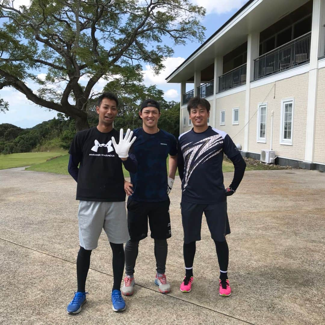 藤澤亨明さんのインスタグラム写真 - (藤澤亨明Instagram)「久しぶりにゴルフ行って来ました⛳️ たくさん走った！ ということはスコアは…  でも、とてもいい天気で最高でした😁 一緒にまわったメンバーで1枚とスタート地点の景色😊  #木村文紀 #相内誠 #ゴルフ #休日」10月23日 23時00分 - kohmei.f