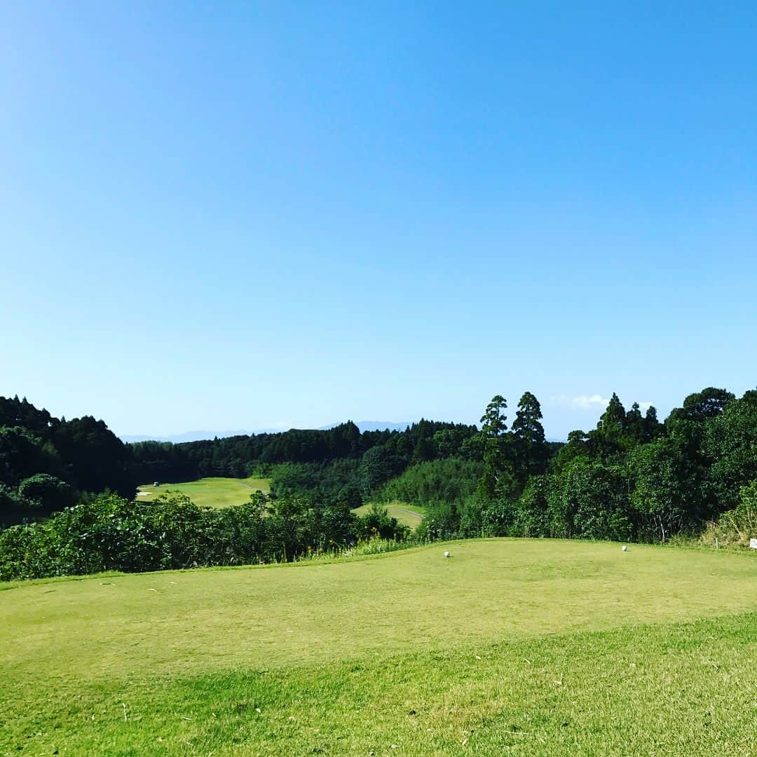 藤澤亨明さんのインスタグラム写真 - (藤澤亨明Instagram)「久しぶりにゴルフ行って来ました⛳️ たくさん走った！ ということはスコアは…  でも、とてもいい天気で最高でした😁 一緒にまわったメンバーで1枚とスタート地点の景色😊  #木村文紀 #相内誠 #ゴルフ #休日」10月23日 23時00分 - kohmei.f