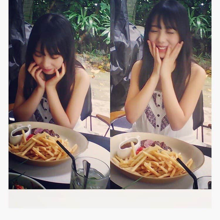 与田祐希のインスタグラム：「ランチの ステーキに 嬉しさいっぱいの  与田ちゃん！！🍖 #歓喜 #与田ちゃん #ランチ #ポテト多い #ポテト多くない？ #日向の温度 #シンガポール」