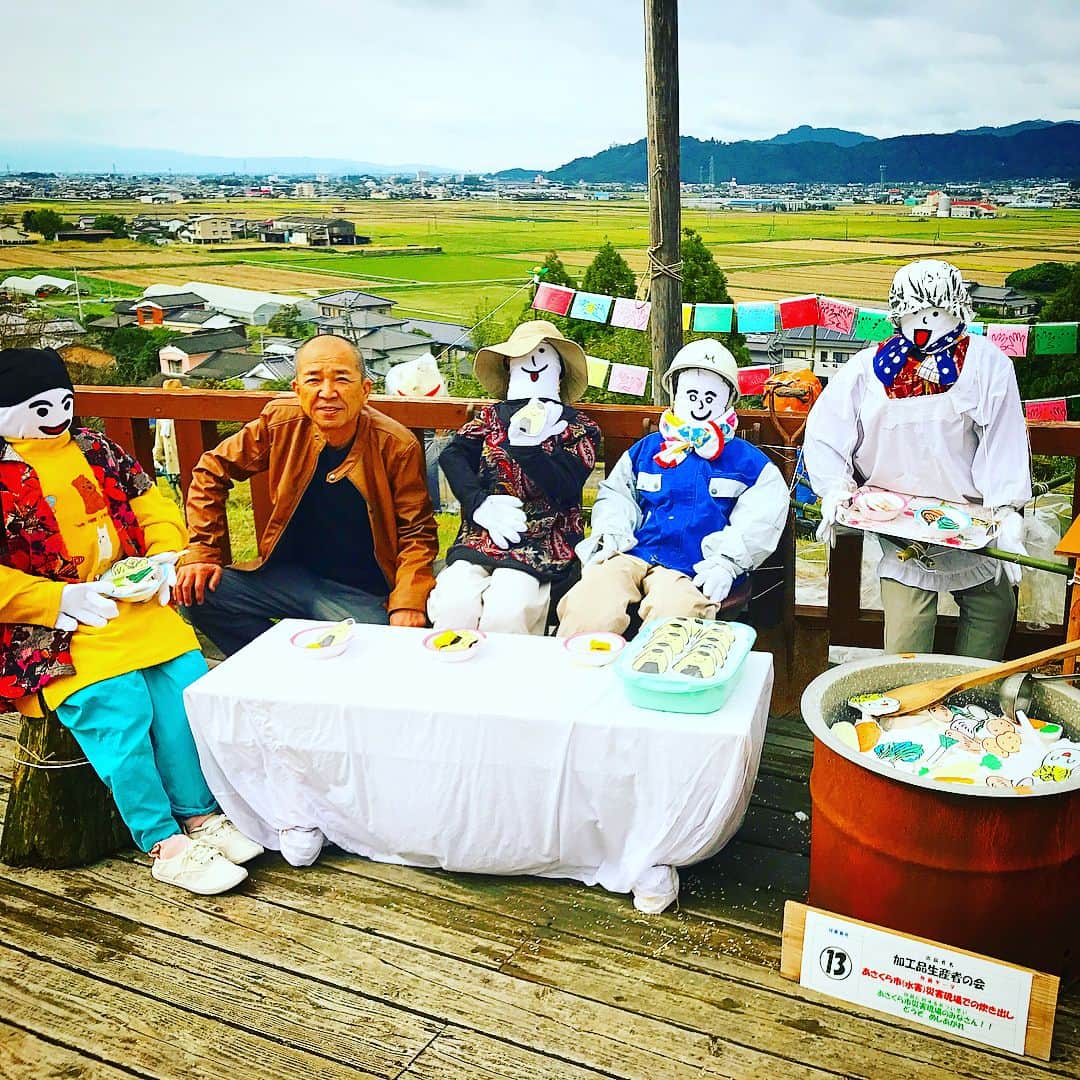 上杉あずささんのインスタグラム写真 - (上杉あずさInstagram)「. #ウォーリーを探せ #ハーゲーを探せ #井戸端会議 #家族写真 #田舎 #福岡 #うきは #道の駅 #休憩 #案山子 #かかし #人間 #仲間 #米 #稲作 #田んぼ #仕事 #秋 #autumn #fall #season #rice #family #local #community #ukiha #kakashi #beautiful」10月23日 17時42分 - azumacks