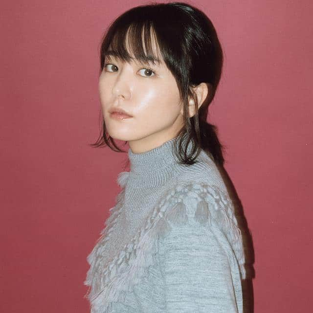 新垣結衣（ファンアカウント）さんのインスタグラム写真 - (新垣結衣（ファンアカウント）Instagram)「。 FRaU 11月号  新垣結衣 この秋は「紅葉を見ながら温泉に入りたいな」  #新垣結衣 #aragakiyui #ガッキー」10月23日 23時17分 - aragakiyui_fanspage