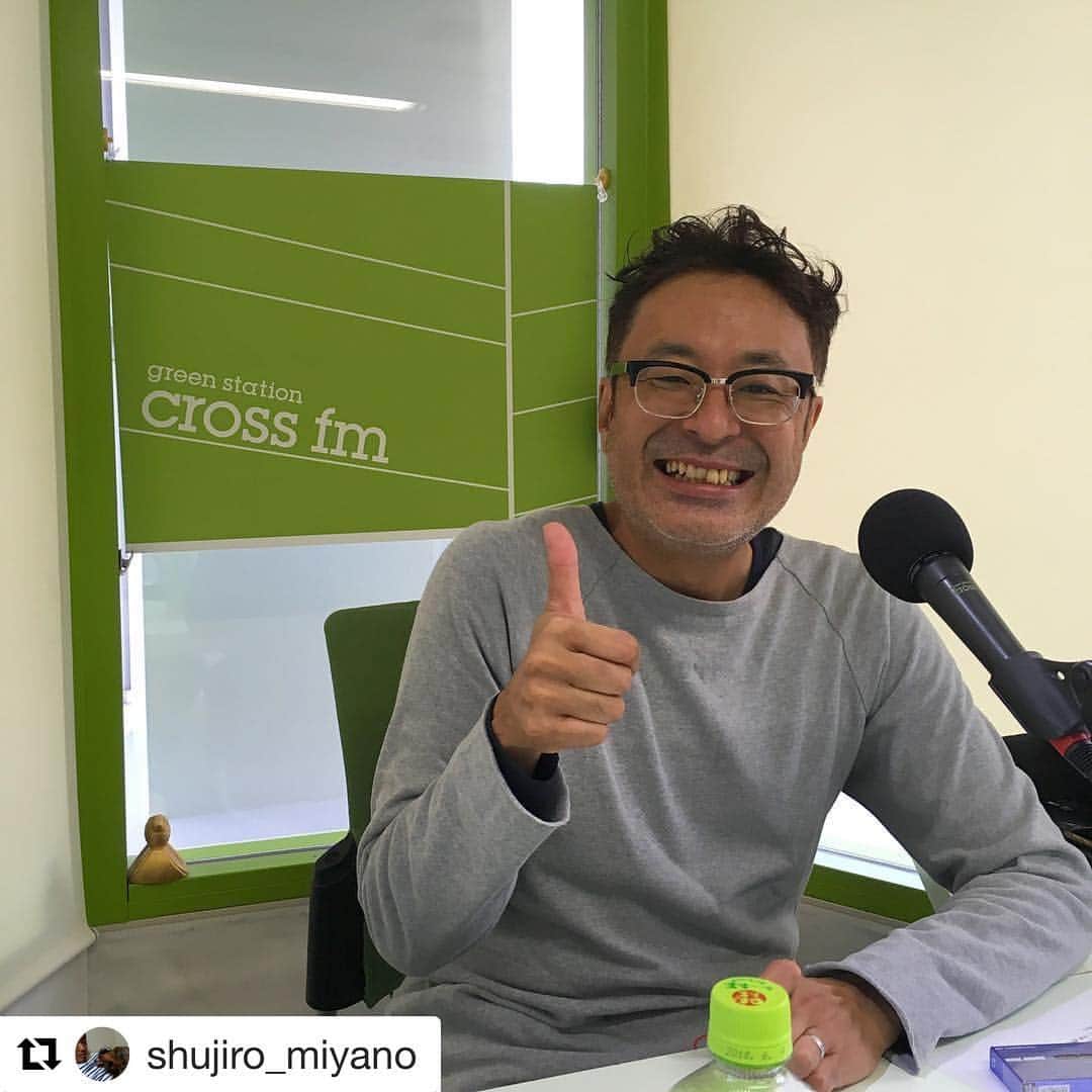 栗田善太郎のインスタグラム：「宮野君に来て貰いました！ 福岡を楽しくする目論見は 誠に素晴らしいのです！ cross fm URBAN DUSK 来週月曜日登場です！ #Repost @shujiro_miyano (@get_repost) ・・・ . レーベルとAttractionsのことをいつも応援していただいてる栗善さんの番組で、少しお話させていただきました。放送は30日の18:20〜です🤘 . #crossfm#gimmickmagic#attractions」