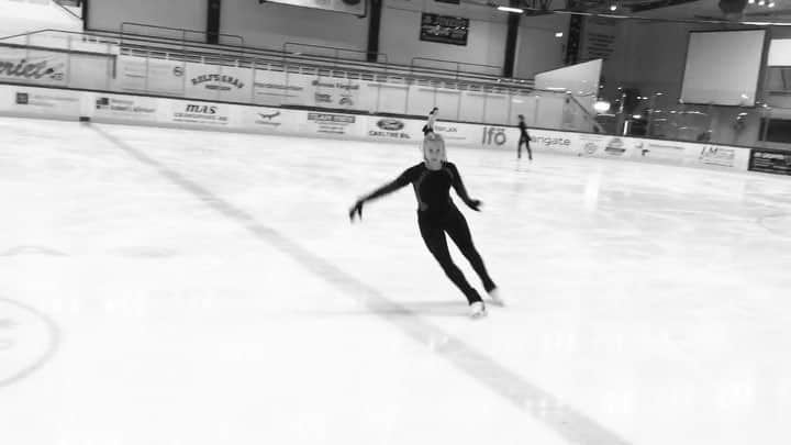 イザベル・オルソンのインスタグラム：「This is NOT my new long program music haha! Although wouldn’t that be just awesome 👏🏼 #bad4u @awasantessonsey @edeaskates @johnwilsonblades ⛸」