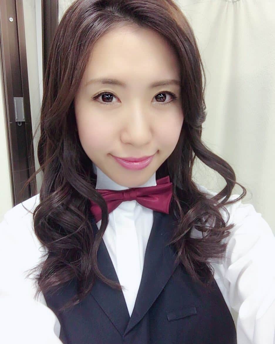 のインスタグラム：「ジョブチューンの収録でした💓 今日も楽しい収録😊✨ またあそこに行きたくなったー😆😆 詳細は放送日をチェック🤣 ・ #ネプチューン  #ぶっちゃけ #情報番組 #バラエティ #ジョブモ #ひな壇 #職業モデル #ソムリエ #ソムリエ女子 #蝶ネクタイ #収録 #モデル #model #cosplay」