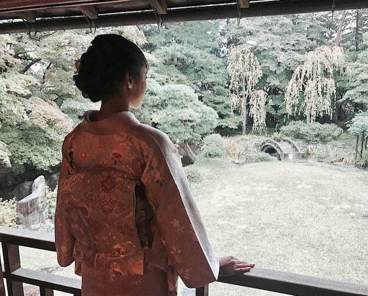 志田友美（ゆうみん）のインスタグラム：「盛岡の旅館なんだけどすごい綺麗だったなぁ😋✨ こうゆう着物着るの初めてだったから写真たくさん撮った😬💕 好評だったらまた載せよ📢📢 . #kimono #japanesegirl #me #ig_japan #morioka #instadaily」