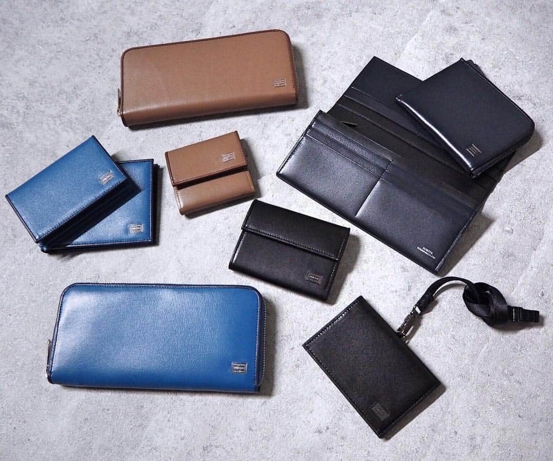 のインスタグラム：「こんばんは。  本日は、先日入荷致しました新作の“プリュム”のシリーズをご紹介します。  メイン素材にヨーロッパ原皮の牛キップを使用した、ベーシックなデザインながらも高度な縫製技術を用いたハイクラスな革小物シリーズです。 シャープでスッキリとした印象に仕上げるため、角を直角に出し、内装はヘリ返しでまとめています。  特徴的なヘリ部分は、表革のヘリを革で三つ巻きし、その革の折り目に沿ってステッチをかけてまとめています。ゆがみのないまっすぐな縫製が求められる高度な技術です。  このシリーズで使用している牛キップは、昔からの手法である四方揉みという揉み加工を施し革に表情をもたせています。型押しとは異なるふっくらした自然な風合いのシボに仕上げているので、しなやかで上品な質感が魅力です。  ブラック、オーク、ネイビーの他、初回限定生産のサックスブルーも取り扱いしております。  是非店頭にてご覧ください。  PORTER “PLUME”  https://www.yoshidakaban.com/sp/product/series/179.html  yoshidakaban #porter #吉田カバン #ポーター #luggagelabel #porteryoshida #kurachikayoshida #kurachika #madeinjapan #japan #osaka #flagshipstore #instagood #instalike #instabag」