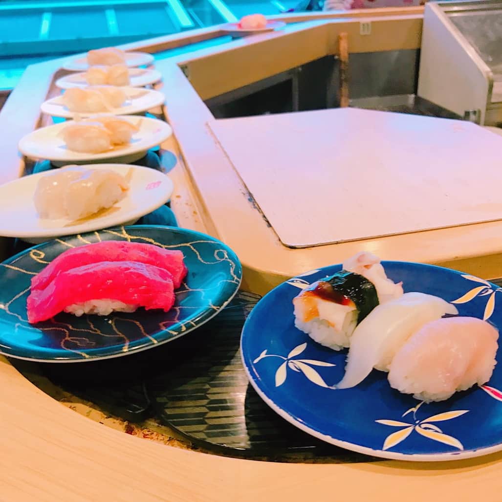 小澤陽子さんのインスタグラム写真 - (小澤陽子Instagram)「今年初の国外出張✈️🌤 * * なぜか空港では日本食やお寿司を食べたくなってしまいます🤔。。 回転寿司の看板に、『Sushi-go-round』って書いてあった😳🎠✨ なるほど🍣💡メリーゴーラウンド的な🎠👏🏻 * * それでは、いってまいります…🇯🇵👘✈︎ #どこでしょう❔ #おざよーtrip✈︎ #冒険好きおざよーの旅記録✈︎」10月24日 16時48分 - yoko.ozawa729
