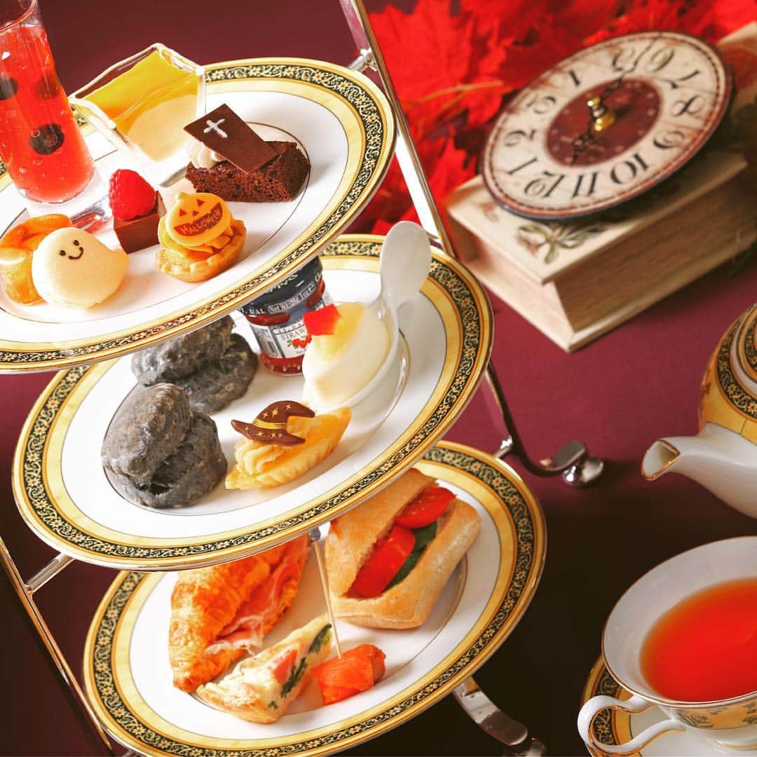 THE WESTIN KYOTO ウェスティン都ホテル京都のインスタグラム：「ティールーム「メイフェア」の、ハロウィンアフタヌーンティーセット。ハロウィン フォトコンテストも10/31まで開催中🎃The afternoon tea set with Halloween theme by the tearoom MAYFAIR. #ウェスティン都ホテル京都  #ウェスティン都  #ウェスティン都ホテル #メイフェア #mayfair #thewestinmiyakokyoto #Kyoto  #京都 #ホテル  #hotel #hotels #westin  #ウェスティン  #mayfair #メイフェア #スイーツ #tearoom #ハロウィン #pumpkin #ティールーム #かぼちゃ #カボチャ #halloweenfun #halloweenie #miyakohw17  #halloweenspirit #halloweentime #halloween🎃 #halloween2017 #アフタヌーンティー #afternoontea」