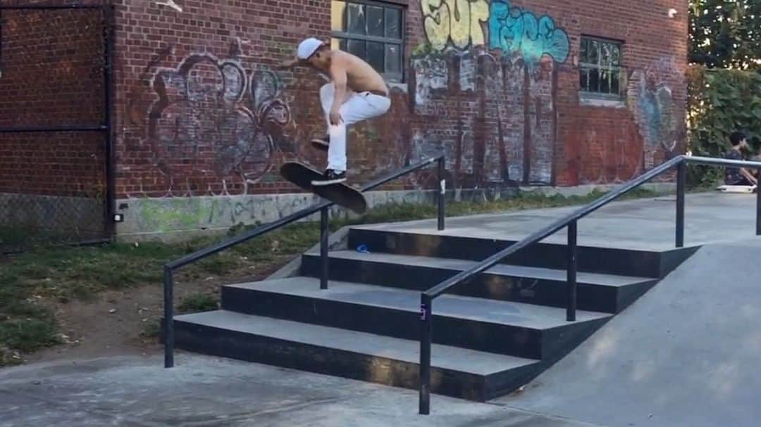 アンヘロ・カロ・ヌエバスのインスタグラム：「New Video 🤘🏻🔥 @mateo_martinez0  @redbull @redbullskate @dc_shoes_peru @dcshoes @legana_inc #redbull #tedaalas」