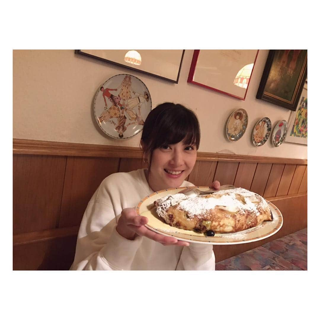 佐藤ありささんのインスタグラム写真 - (佐藤ありさInstagram)「ドイツのデザート🍨 大きすぎてビックリ！！これで2人前。 もちもちのクレープ生地の中にアイスが入っていて、大好きづくしな一品💕 美味しかったー😋」10月24日 14時57分 - satoarisa920