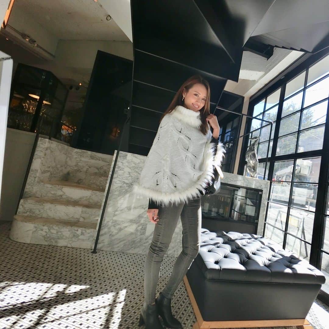 YUKAさんのインスタグラム写真 - (YUKAInstagram)「#ミシェルマカロン で可愛いニットポンチョをGET😍💕 . 最近寒いからちょうどいい😊グレーのスキニーは韓国で買ったもの✨  #michellMacaron #コーデ #ポンチョ #white #スキニー」10月24日 15時34分 - yukarolly