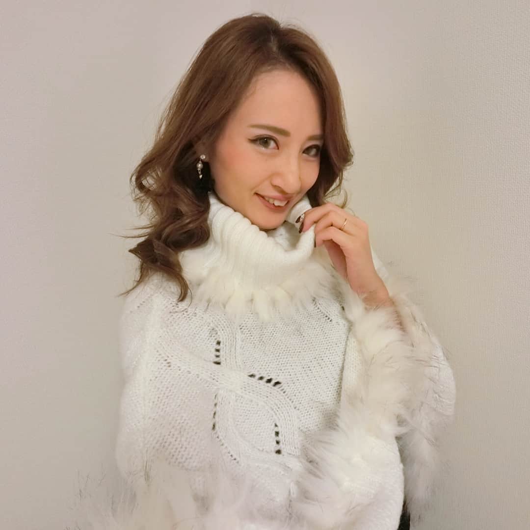 YUKAさんのインスタグラム写真 - (YUKAInstagram)「#ミシェルマカロン で可愛いニットポンチョをGET😍💕 . 最近寒いからちょうどいい😊グレーのスキニーは韓国で買ったもの✨  #michellMacaron #コーデ #ポンチョ #white #スキニー」10月24日 15時34分 - yukarolly