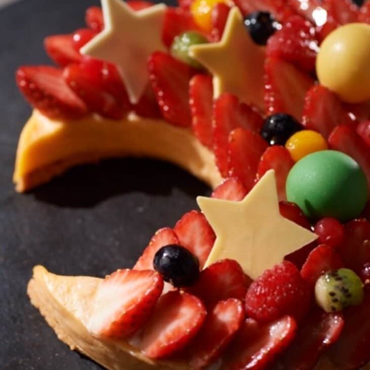 のインスタグラム：「. . リーポールのクリスマスケーキが 見え隠れ🌛していますね。 . . リーポールでも、クリスマスケーキは販売致します。 ショートケーキやフルーツタルト、ゼリーケーキ、 特別なクリスマスフルーツポンチ等など💕 . .ご予約できるまで お楽しみに♡ . 伊勢丹新宿店 本館地下１階 リー . . . #リーポール #タルト #伊勢丹 #伊勢丹新宿店  #新宿 #デパ地下 #デパート #クリスマスケーキ #苺 #かわいい #ケーキ  #予約 #クリスマス #楽しみ #シェアパピ #女子会 #アニバーサリーケーキ #誕生日ケーキ  #アニバーサリーケーキ #フルーツ #フルーツ #ゼリー #ケーキ #おやつの時間  #いただきます #プレゼント #STAR #shinjuku #yumyum  #tarte #sweetslover」