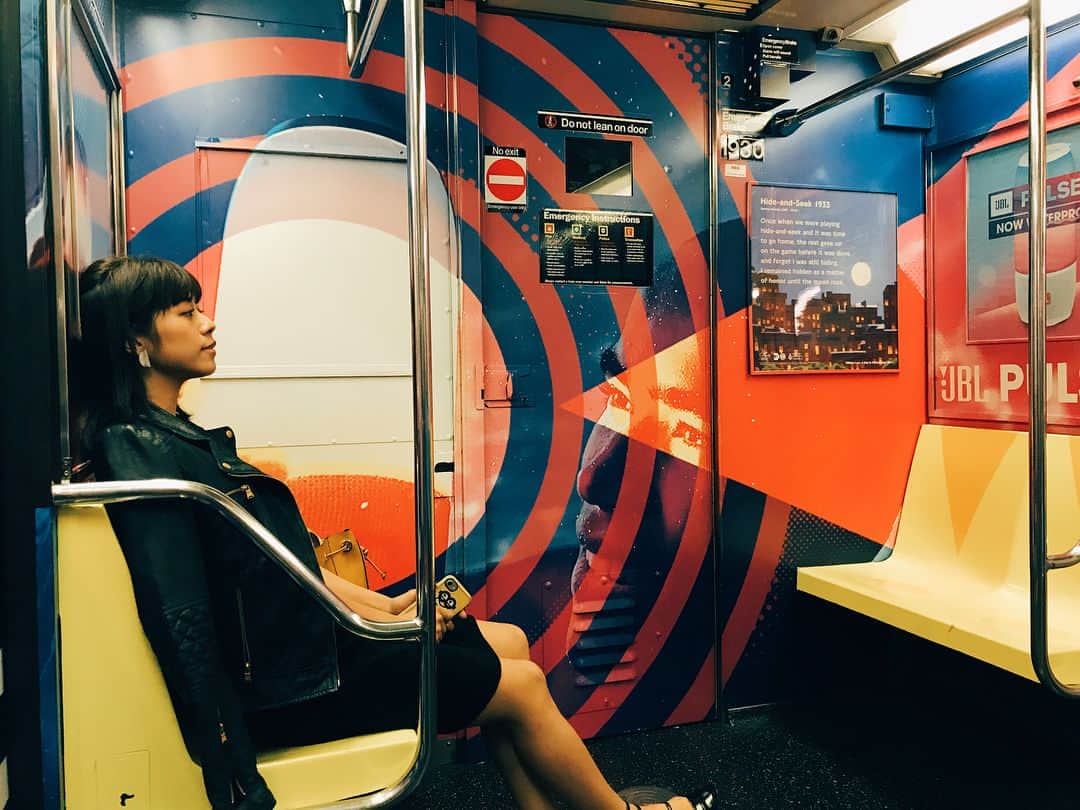 わちみなみのインスタグラム：「電車の中が一面絵になってた🖼夜遅くて？誰も乗ってなかった👧 . 運転手さんが出てきて、話しかけてくれた(*^▽^*)自由すぎる笑 . 電車は勝手に動く。笑 . #newyork #subway #metro #わちみなみ」