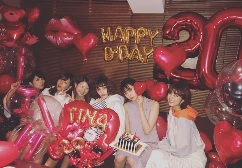 篠崎愛さんのインスタグラム写真 - (篠崎愛Instagram)「たまちゃん２０歳！おめでとー！🙌㊗️🎉２０歳記念なので可愛いバルーン(@balloontrip.candy)いっぱいでお出迎えしました🎈🎈🎈たまちゃんにとって幸せな１年になりますように😊💕 #birthday #balloontrip #バルーントリップ」10月24日 20時32分 - shinopp._.ai