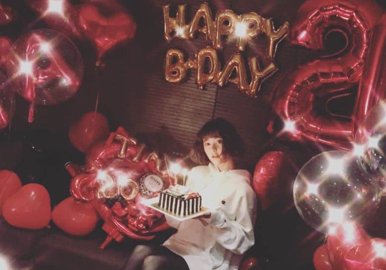 篠崎愛さんのインスタグラム写真 - (篠崎愛Instagram)「たまちゃん２０歳！おめでとー！🙌㊗️🎉２０歳記念なので可愛いバルーン(@balloontrip.candy)いっぱいでお出迎えしました🎈🎈🎈たまちゃんにとって幸せな１年になりますように😊💕 #birthday #balloontrip #バルーントリップ」10月24日 20時32分 - shinopp._.ai