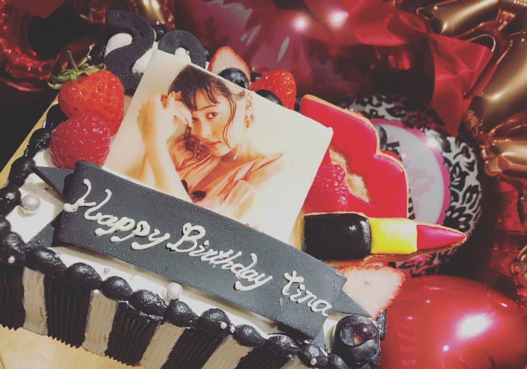 篠崎愛さんのインスタグラム写真 - (篠崎愛Instagram)「たまちゃん２０歳！おめでとー！🙌㊗️🎉２０歳記念なので可愛いバルーン(@balloontrip.candy)いっぱいでお出迎えしました🎈🎈🎈たまちゃんにとって幸せな１年になりますように😊💕 #birthday #balloontrip #バルーントリップ」10月24日 20時32分 - shinopp._.ai