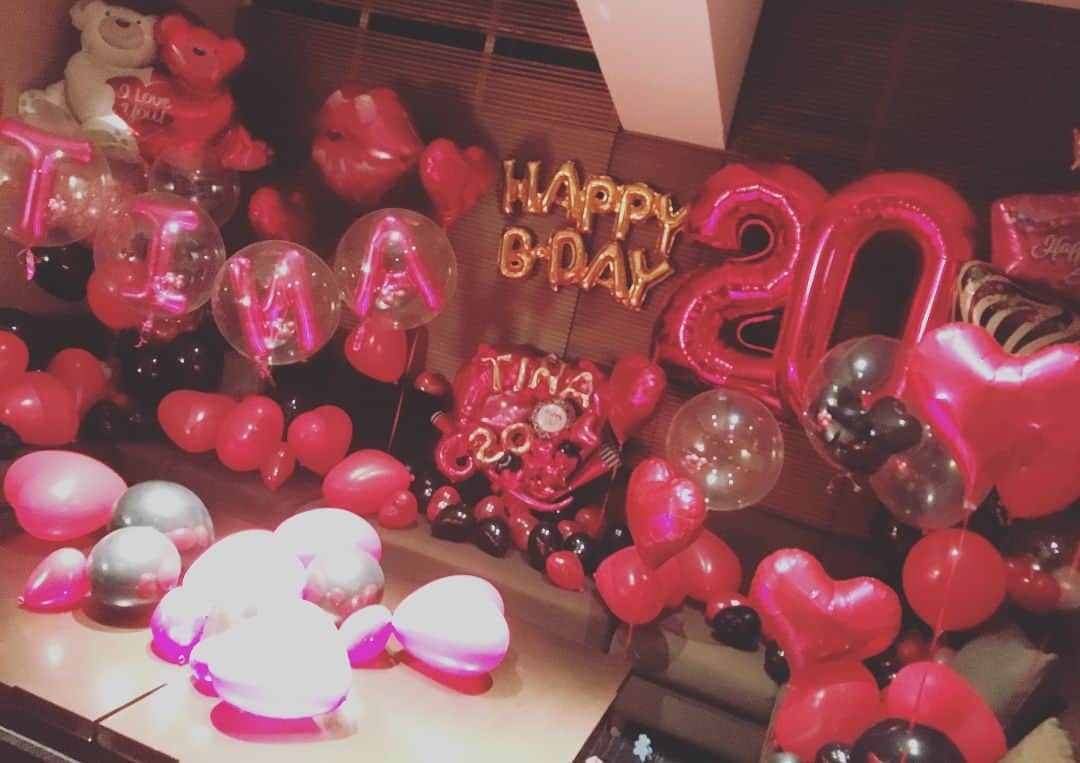 篠崎愛さんのインスタグラム写真 - (篠崎愛Instagram)「たまちゃん２０歳！おめでとー！🙌㊗️🎉２０歳記念なので可愛いバルーン(@balloontrip.candy)いっぱいでお出迎えしました🎈🎈🎈たまちゃんにとって幸せな１年になりますように😊💕 #birthday #balloontrip #バルーントリップ」10月24日 20時32分 - shinopp._.ai
