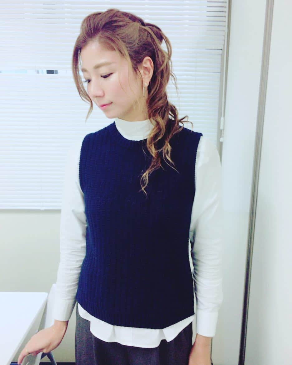 青木愛さんのインスタグラム写真 - (青木愛Instagram)「こないだの収録で着た衣装👗💙 wclosetのシンプルなニットベスト👱🏻‍♀️💕 白シャツも上からベストを着るだけで、秋らしさがぐんと増しますね🍁🌰❤ #wcloset #ニットベスト」10月24日 20時48分 - aiaoki_official