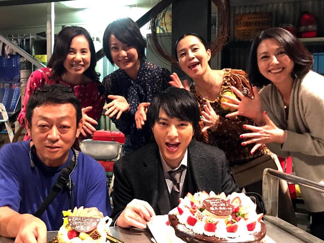 TBS「監獄のお姫さま」のインスタグラム：「みなさん！第2話の放送まであと１時間になりました！！ もうすぐ#プリプリ 始まるよーー！！準備は万端ですか？  そして 27日は#塚本高史 さんの誕生日！ という事で、ちょっと早めですが本日みんなでお祝いしました！🎂 #チーフカメラマンの伊澤さんも誕生日でした #そろそろテレビの前でスタンバイ  #あと1時間しかないよ #準備は大丈夫ですか  #チャンネルはTBSですよ #監獄のお姫さま  #小泉今日子 #菅野美穂 #満島ひかり #伊勢谷友介 #坂井真紀 #夏帆 #森下愛子 #塚本高史  #宮藤官九郎」