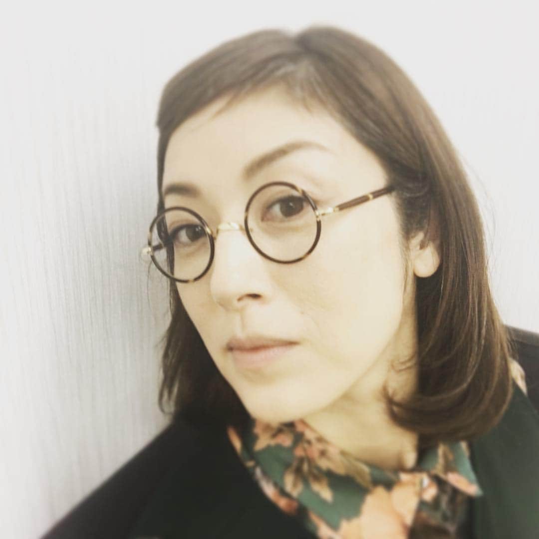 高岡早紀 さんのインスタグラム写真 - (高岡早紀 Instagram)「レトロな雰囲気づくり。。 丸眼鏡。 こんな感じはいかがですか？」10月24日 21時12分 - saki_takaoka