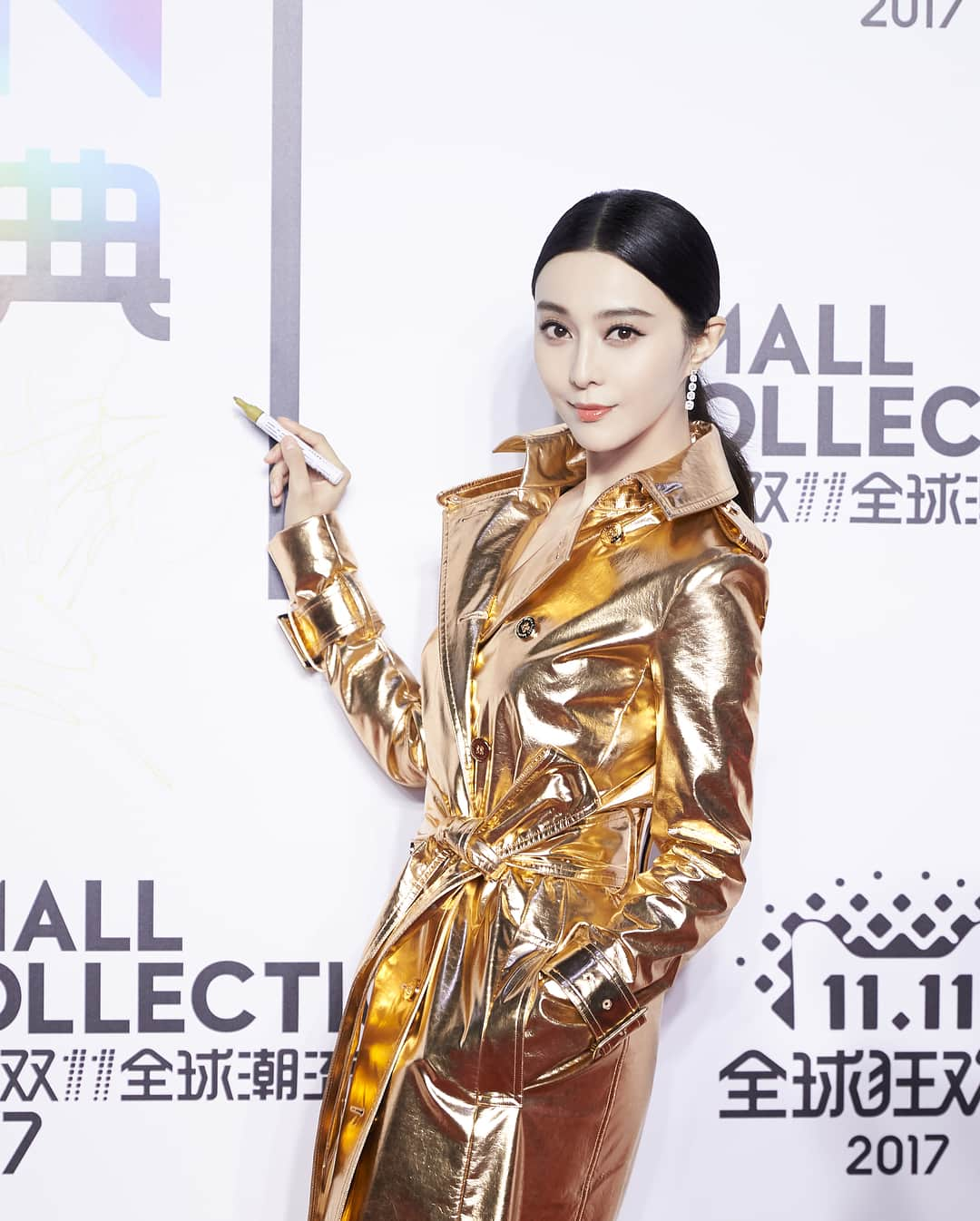 ファン・ビンビンさんのインスタグラム写真 - (ファン・ビンビンInstagram)「Tmall Collection 2017 in Shanghai. Love the suitcase 😋 #rimowa @rimowa」10月24日 21時09分 - bingbing_fan