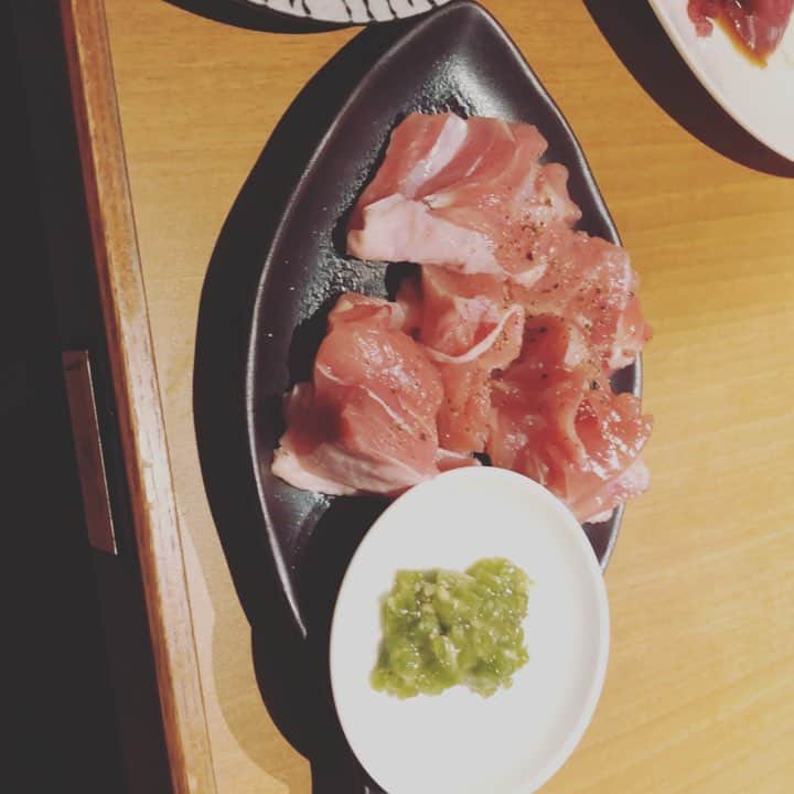 かるび家武庫之荘店のインスタグラム：「とりももわさび焼きです！ イケメン店員さんいます！ よかったらきてください！ ♯とり♯にく♯カルビ家♯いっとく♯ゆずの小町♯わさび♯イケメン店員♯ハラミ♯ロース♯丼♯武庫之荘♯キャベツ♯ウィンナー♯焼肉♯活気よし♯居心地よい♯安い♯うまい♯早い」