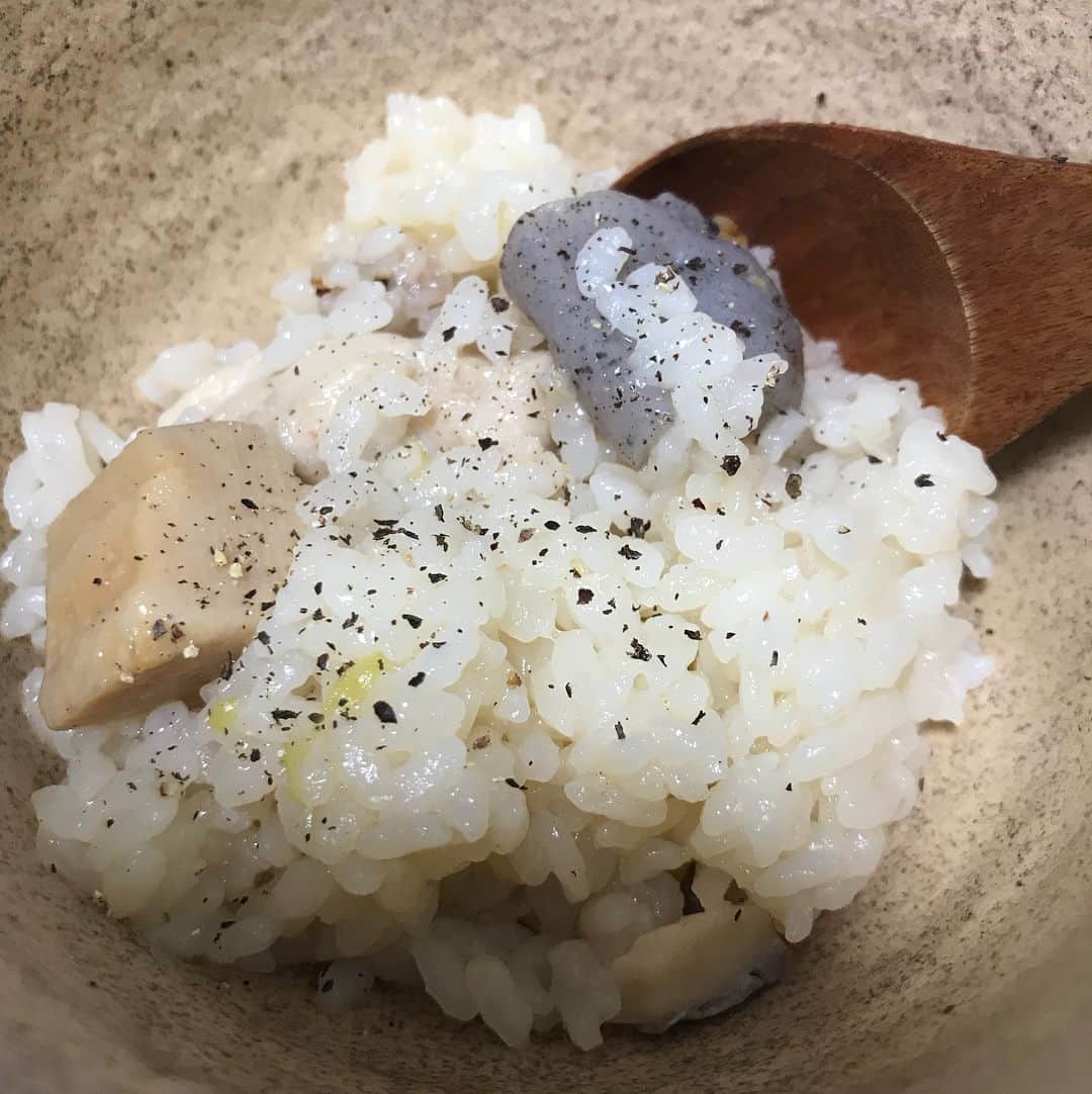 高橋麻美さんのインスタグラム写真 - (高橋麻美Instagram)「昨日食べた鍋のあご出汁が美味しすぎて 早々にスープ取り出しておいて今日はそれで炊き込みご飯(´∀｀) ぅおーーーいしーっ😍✨ #flyingfish #soupstock #earthenpot」10月24日 22時31分 - charmy421