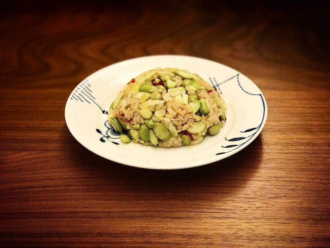 赤西仁さんのインスタグラム写真 - (赤西仁Instagram)「Protein Spicy Fried Rice  高タンパクスパイシー玄米枝豆チャーハン。 #Workout #Blessèd #まぁまぁかな #夜食 レシピ :玄米 枝豆 思いやり(すり切り一杯)  モチベーション 下心」10月24日 22時30分 - jinstagram_official