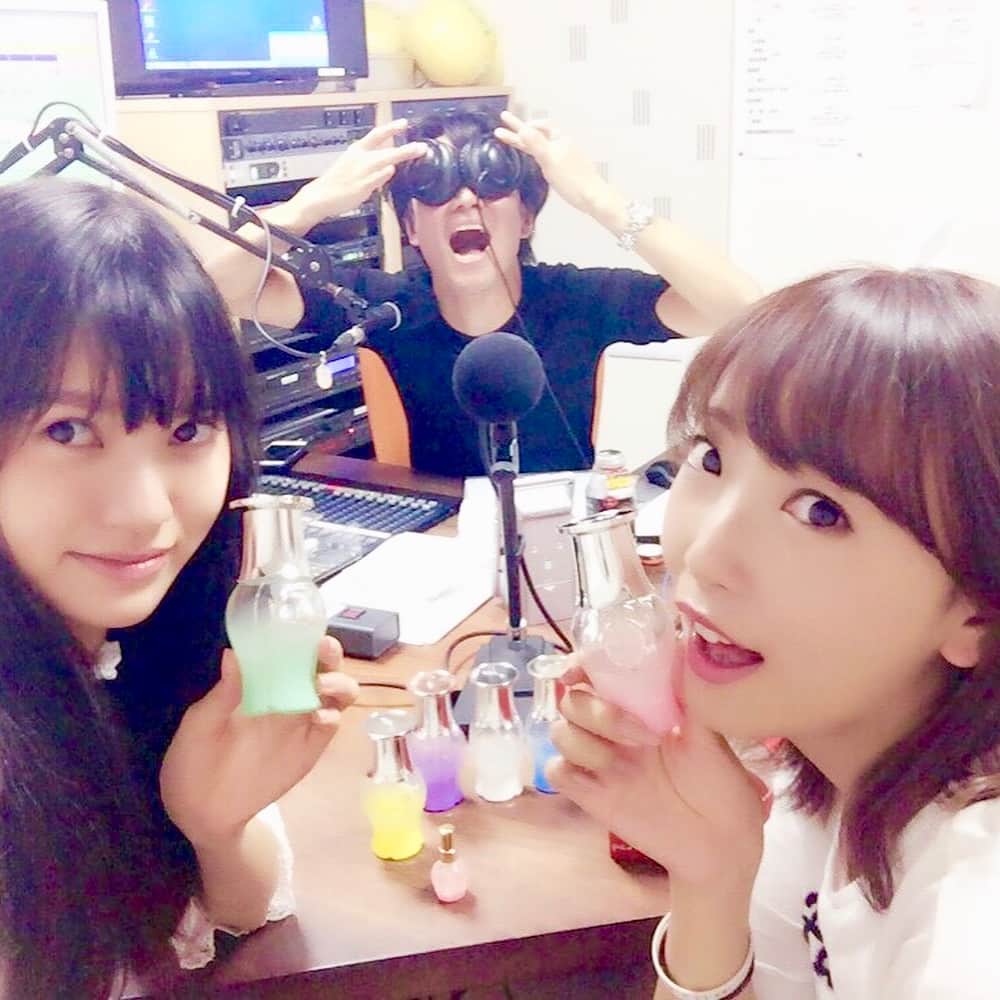 井口栞里のインスタグラム：「* * 10 / 21 (土) 葛飾FM 13時〜 放送 「78.9 SATURDAY EXPO〜愛葉れいかのcinéma library」 * * 今回の放送ではシナリーさんの アロマフレグランスなど シナリーさんの商品の紹介もありました☺️！ シナリーさんが1つ良かったら 選んで下さいと言ってくださって 私はピンクのボトルの物を いただきました(>_<)💗💗 * ありがとうございました😊 私の香りの言葉の表現の下手さ。(笑) * * 言葉でしかその場の雰囲気だったり 伝えたいことが伝えれないのが ラジオなのでずっと私の課題ですね🤢！！ * * 来月は、11 / 17 (土) 13時〜 放送です！ ぜひ聞いてくださいね✨ * * #葛飾fm #tokyo #katsushika  #スタプロ #アロマフレグランス  #pink #匂いフェチ #radio  #instagood」
