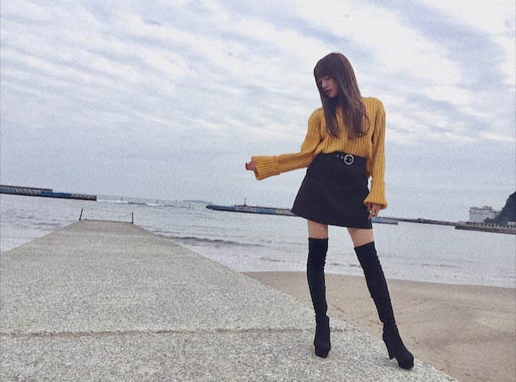 志田友美（ゆうみん）のインスタグラム：「ootd👗💞 今季のEMODA可愛すぎた😌 ニーハイブーツはこれから大活躍👢🖤 . #ootd #coordinate #todayscode  #me #atami #japanesegirl  #ig_japan #instashot #instagood #instafashion」