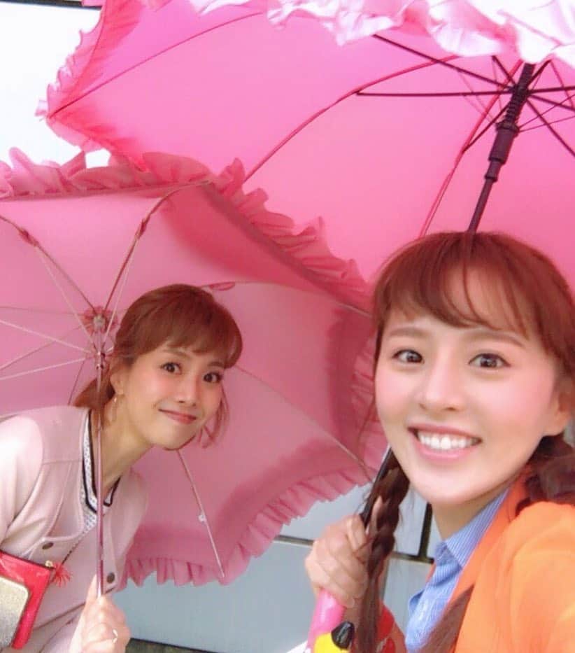 妃海風さんのインスタグラム写真 - (妃海風Instagram)「また雨だなぁー。  まほ（真衣ひなの）と 派手な傘が似てる件。笑  でもまほの傘は、 手元にフラミンゴのお顔がついてて、 さきっちょにはフラミンゴの足がついてて、 もっともっと、派手でした。笑 くぅ。。負けた。。！！笑笑」10月25日 11時45分 - fuhinami_official