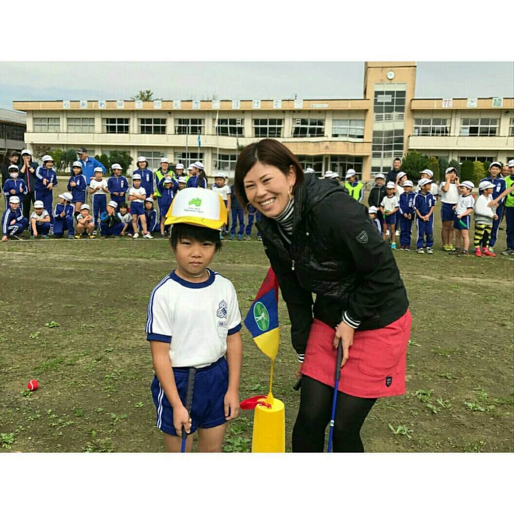 竹末裕美さんのインスタグラム写真 - (竹末裕美Instagram)「昨日は、地元いわき市勿来第３小学校で、スナックゴルフをさせていただきました！ 東日本大震災復興支援とし、JGTOゴルフツアー機構さんから寄贈☺ ゴルフの知らない子供達にも知ってもらえる時間を作って頂きありがとうございました😊  最後には、子供達から、楽しかった🎵またゴルフがしたい❕などの声を頂きとても嬉しかったです😭  私もとても楽しい時間を過ごせました😊 ここから未来のプロゴルファーが誕生してもらえるといいな✨  ありがとうございました😊  #ゴルフ #スナックゴルフ #JGTO」10月25日 7時32分 - hiromitakesue