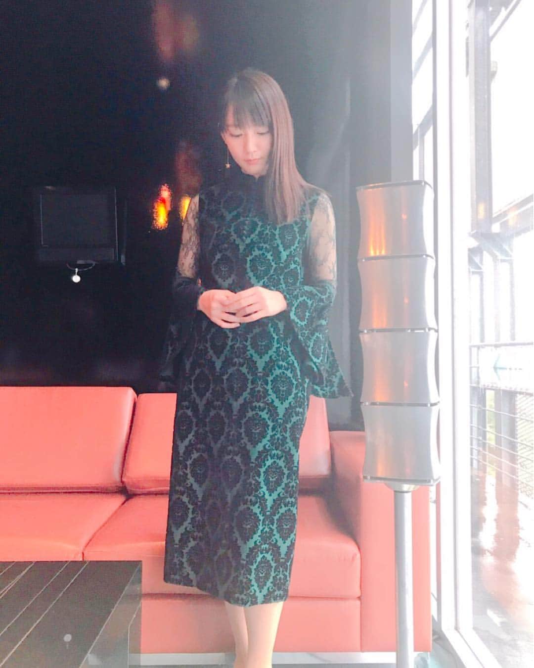 吉岡里帆さんのインスタグラム写真 - (吉岡里帆Instagram)「”劇場版 世界ネコ歩き ” 初日舞台挨拶、衣装。 大好きなrekisamiさんです。 ピアスはbijoudemさんで星モチーフのものです。 来て下さった方々、本当にありがとうございました🐈♡ styling:千葉ひろみさん  @rekisami #rekisami  @bijou_de_m_official #bijoudem」10月25日 8時13分 - riho_yoshioka