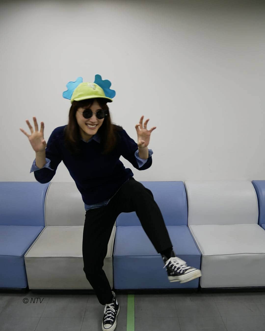 日本テレビ「奥様は、取り扱い注意」さんのインスタグラム写真 - (日本テレビ「奥様は、取り扱い注意」Instagram)「#奥様は取り扱い注意 #今夜10時第4話放送 #放送まであと20分 #史上最強主婦 #帽子とサングラス #4話でチェック #ご機嫌 #撮影頑張ってます #これまでの物語はHPとHuluで配信中 #綾瀬はるか #トリチュー」10月25日 21時40分 - okusama_ntv