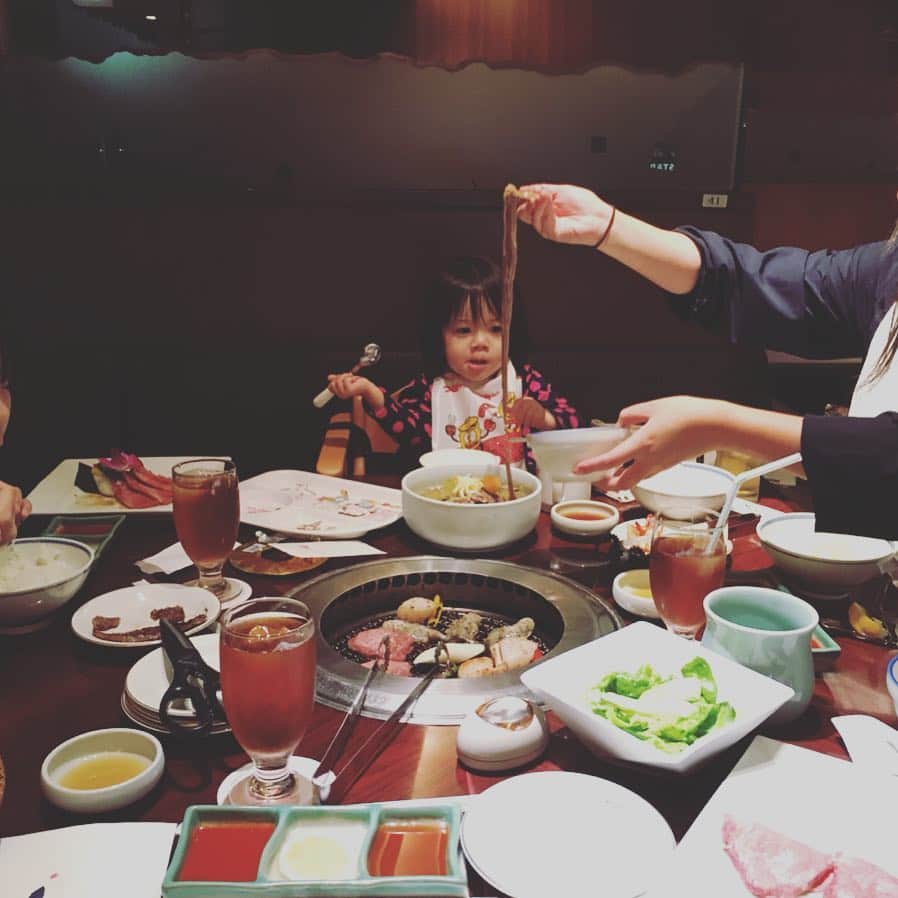 藤岡幹大のインスタグラム：「カルビ一択のお姉ちゃんと、冷麺一択の次女」