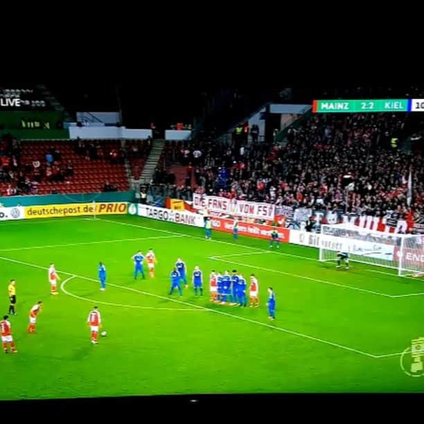 ダニエル・ブロジンスキのインスタグラム：「#goal#freekick#pokal#mainz」