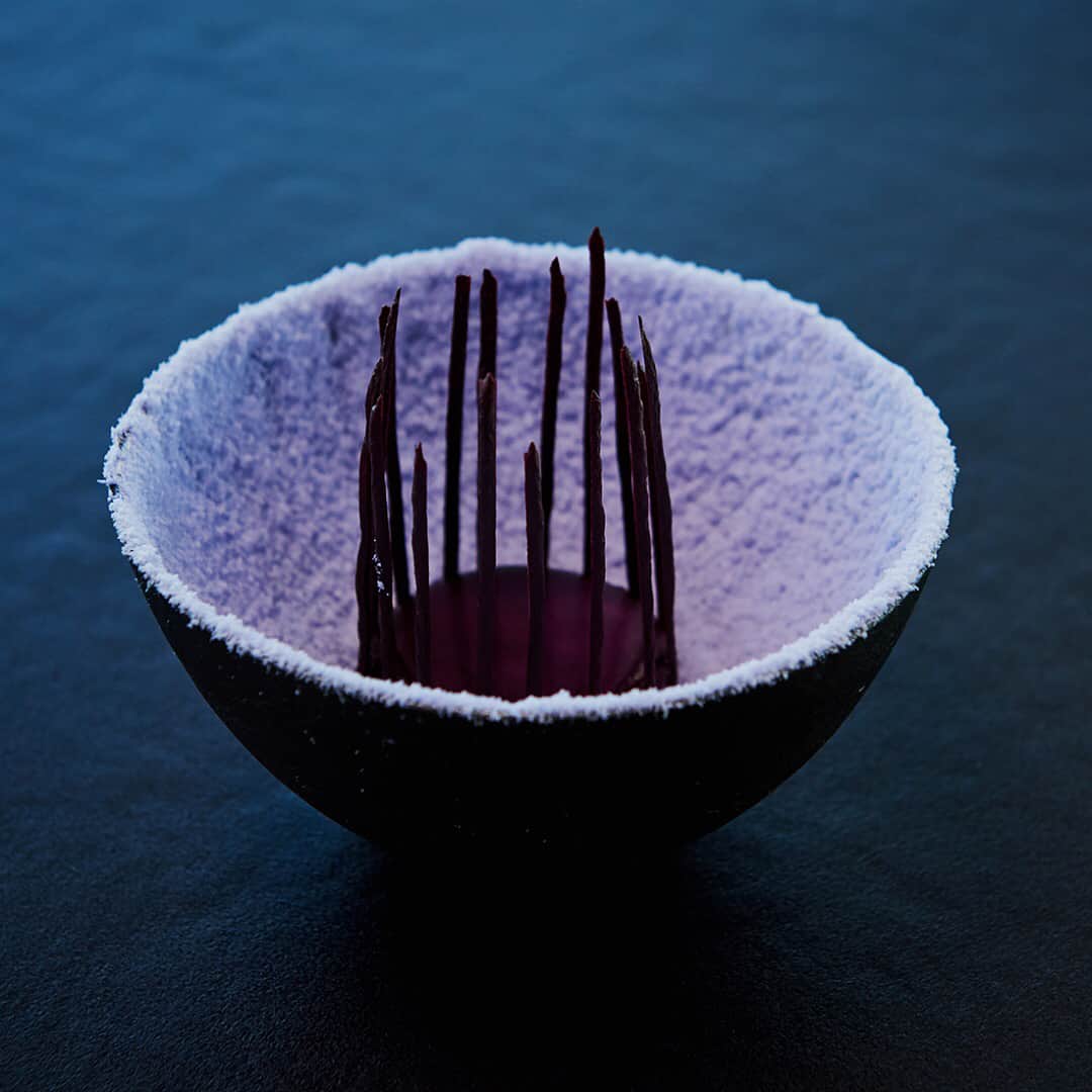 ニューヨーク・タイムズさんのインスタグラム写真 - (ニューヨーク・タイムズInstagram)「Since @vespertine.la opened in July, its $250 tasting menus (tax and service charge not included) have left people perplexed, impressed, annoyed or all 3. “Anybody inclined to paint this restaurant as a steaming pile of pretentious nonsense will find that Jordan Kahn, the chef and overall impresario, is standing there with an open paint bucket and a brush,” @petewells writes in @nytfood. To @gq, Jordan described the restaurant’s building — a 4-story tower with an orange exoskeleton of warped steel — as “a machine artifact from an extraterrestrial planet that was left here like a billion years ago by a species that were moon worshippers.” @nytfood's @petewells spent most of an evening at @vespertine.la and still has no idea what Jordan was talking about. As for the food? “Some courses were almost inviting,” he writes. “Others seemed determined not to be eaten at all.” But, he continues: “Nothing tasted as weird as it looked. For this I was grateful.” Heightened attention to visuals is routine for chefs these days. This is not Jordan Kahn’s game; some @vespertine.la dishes are virtually unphotographable by design. To see the dishes (and other scenes) @jokemichaels captured while on assignment for @nytfood, swipe left.」10月25日 13時00分 - nytimes