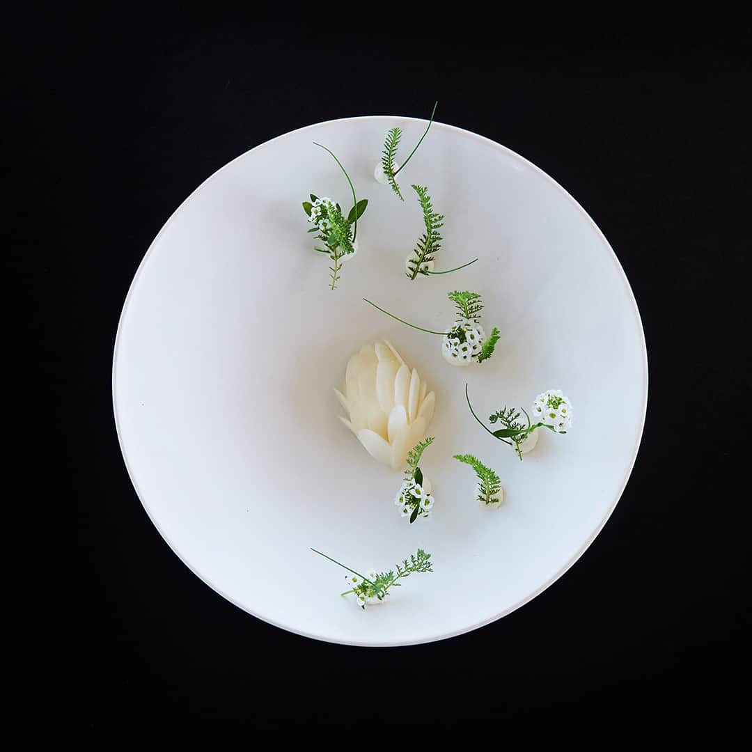 ニューヨーク・タイムズさんのインスタグラム写真 - (ニューヨーク・タイムズInstagram)「Since @vespertine.la opened in July, its $250 tasting menus (tax and service charge not included) have left people perplexed, impressed, annoyed or all 3. “Anybody inclined to paint this restaurant as a steaming pile of pretentious nonsense will find that Jordan Kahn, the chef and overall impresario, is standing there with an open paint bucket and a brush,” @petewells writes in @nytfood. To @gq, Jordan described the restaurant’s building — a 4-story tower with an orange exoskeleton of warped steel — as “a machine artifact from an extraterrestrial planet that was left here like a billion years ago by a species that were moon worshippers.” @nytfood's @petewells spent most of an evening at @vespertine.la and still has no idea what Jordan was talking about. As for the food? “Some courses were almost inviting,” he writes. “Others seemed determined not to be eaten at all.” But, he continues: “Nothing tasted as weird as it looked. For this I was grateful.” Heightened attention to visuals is routine for chefs these days. This is not Jordan Kahn’s game; some @vespertine.la dishes are virtually unphotographable by design. To see the dishes (and other scenes) @jokemichaels captured while on assignment for @nytfood, swipe left.」10月25日 13時00分 - nytimes
