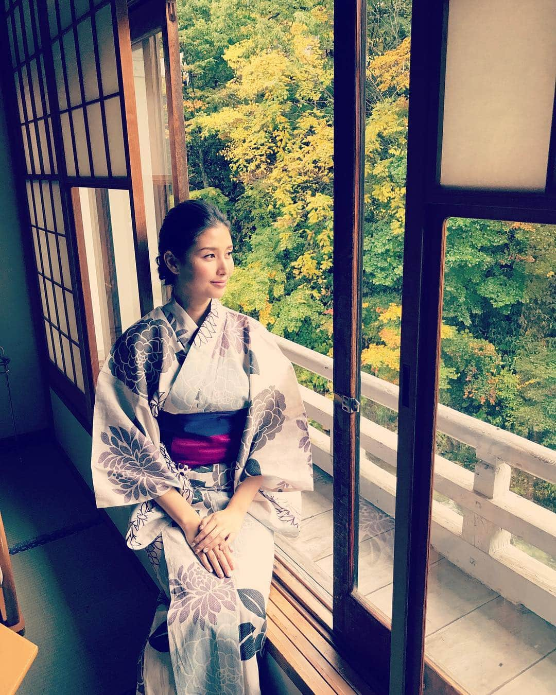 橋本マナミさんのインスタグラム写真 - (橋本マナミInstagram)「日本の秋😄 #紅葉 #温泉 #NHK の番組です⭐️」10月25日 14時47分 - manami84808