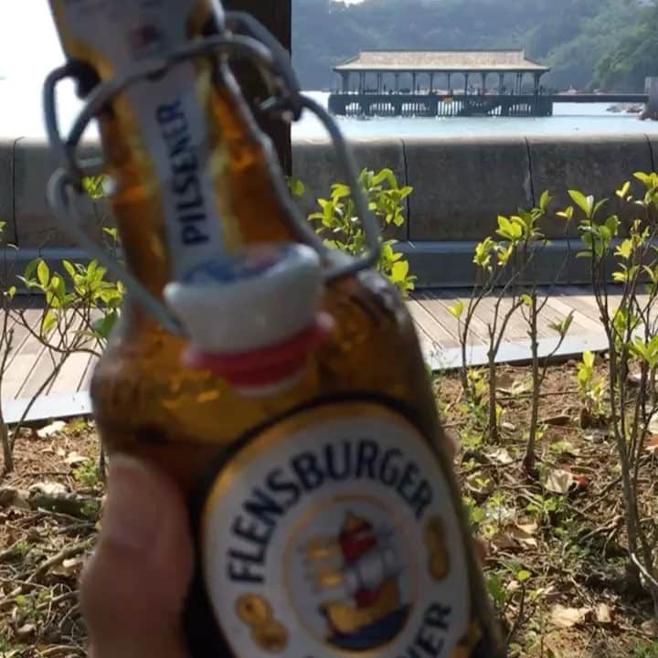 まゆみのインスタグラム：「休憩😎  #海辺 #アイスティー #ビール #bear #研修 #香港」