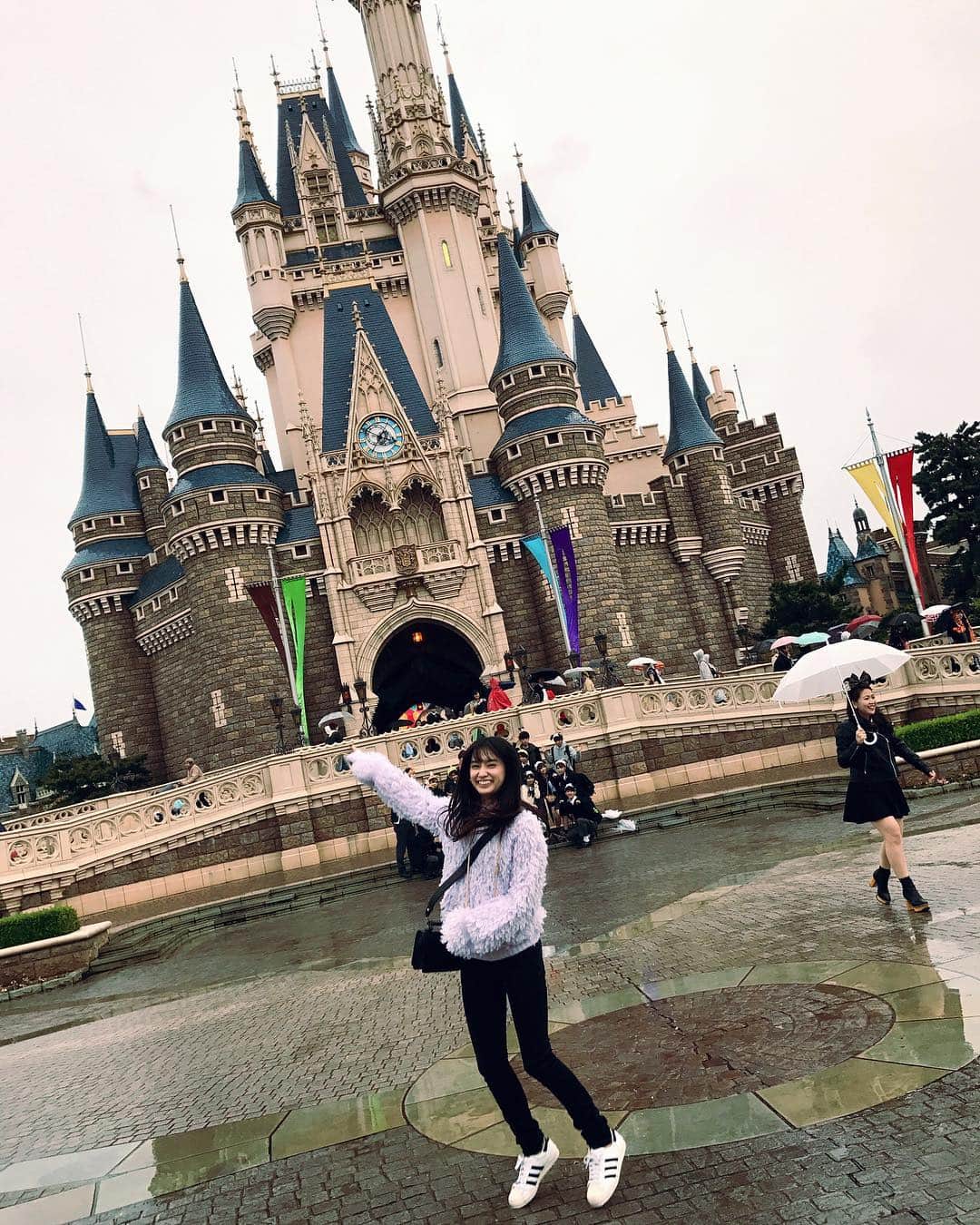 小泉遥さんのインスタグラム写真 - (小泉遥Instagram)「雨の中朝からディズニーランドに行ってきたよ😳☔️雨でも充分楽しめるなんてディズニー流石だ👏👏👏なんかはしゃいでる感じの私です。楽しかった。  #ディズニーランド」10月25日 18時18分 - koiharu_official