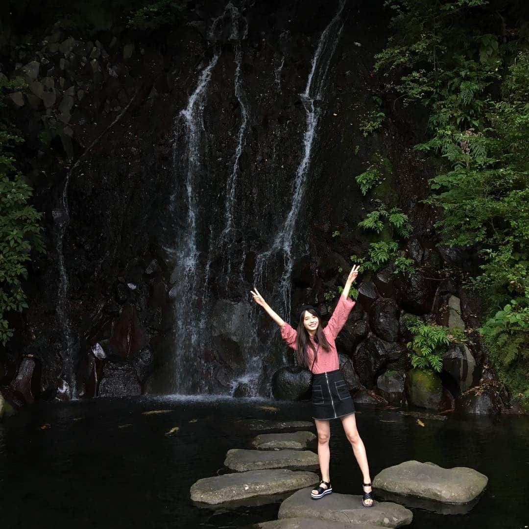 井桁弘恵さんのインスタグラム写真 - (井桁弘恵Instagram)「ㅤㅤㅤㅤㅤㅤㅤㅤㅤㅤㅤㅤㅤ 最近、写真撮ってなくて、 載せるのないなーってフォルダ見てたら見つけた、箱根の写真✌️ ㅤㅤㅤㅤㅤㅤㅤㅤㅤㅤㅤㅤㅤ このくらいの格好で動き回れる気候がいいな。。。🙄 ㅤㅤㅤㅤㅤㅤㅤㅤㅤㅤㅤㅤㅤ #箱根#女子旅#滝#名前は忘れた#パワースポット#多分」10月25日 18時58分 - igetahiroe23