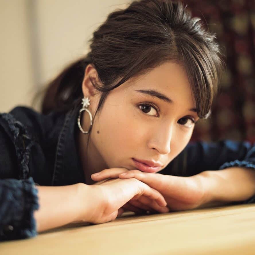 週刊少年マガジンのインスタグラム：「本日発売の週刊少年マガジン47号のグラビアは #広瀬アリス ちゃん！クオカを50名様に！」
