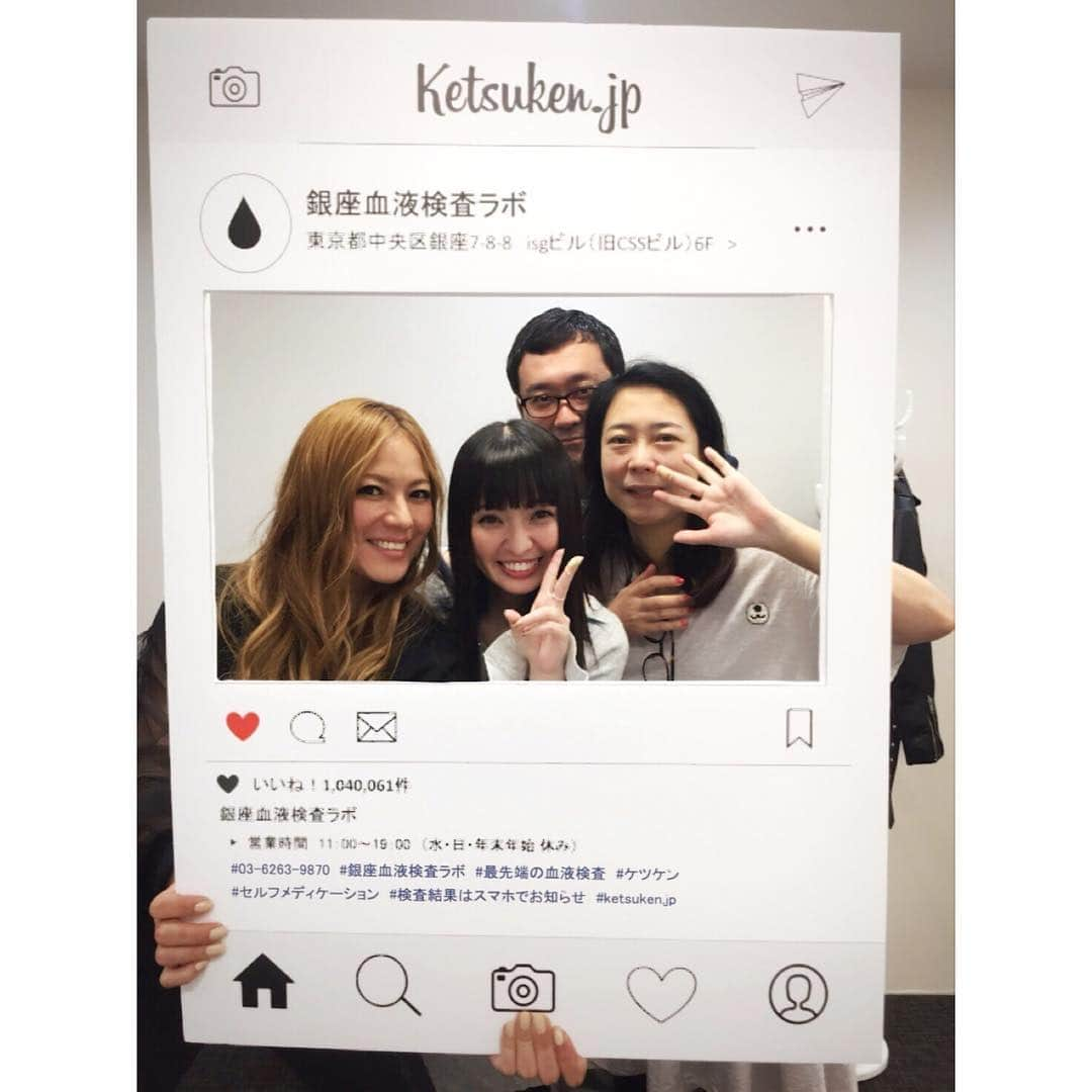 LINAさんのインスタグラム写真 - (LINAInstagram)「先日、奴さん夫婦も誘って 血液検査してきました。 ここのラボは 待ち時間もなく一滴の採血で 検査が終わるので 気持ち的にホントに楽です。 検査結果は 後日アプリに届くので 前回の検査結果と比較しながら 管理出来るので 忙しい方にもオススメですよ！ 定期検査は 日々の安心材料になること間違いない！ 皆さまも お身体はご自愛ください♡ #MAX#MINA#LINA #椿鬼奴#佐藤大#夫婦 #お似合い #銀座血液検査ラボ #血液#予防#生活習慣病 #ガン検査#健康第一 #健康管理#アラフォー」10月25日 19時39分 - xxlina_now