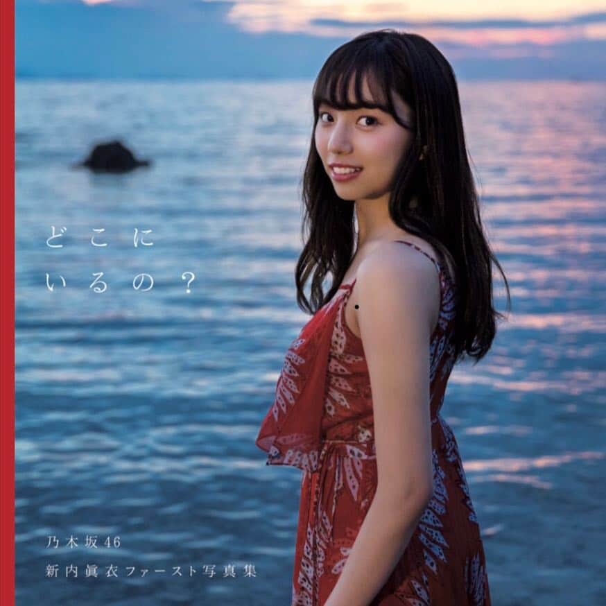 のインスタグラム：「まいちゅん写真集の旅(12) 今日は、まいちゅん写真集の表紙とタイトルが発表になったので、表紙のショットで。 サムイ島ロケ初日、サンセットの瞬間の写真です。僅かに残った太陽が海を介してまいちゅんを輝かせている、まいちゅんお気に入りの一枚です。 思わずタイトルの「どこにいるの？まいちゅん」と話しかけたくなりまよね^_^ #乃木坂  #新内眞衣  #タイ  #サムイ  #オールナイトニッポン０」