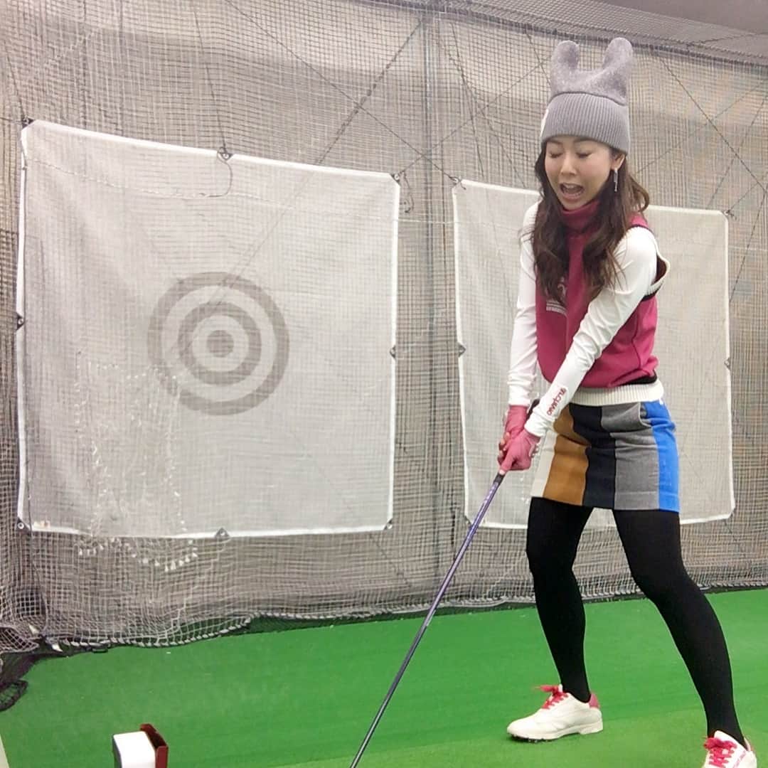 宮崎宣子さんのインスタグラム写真 - (宮崎宣子Instagram)「レッスンでは、大きなボールから段々小さなボールに変えていく練習🏌️‍♀️ こんな大きなボールでも、小さなゴルフボールでも身体の使い方は一緒なんて‼️ 帽子…皆んな笑ってたけど、、、可愛いはず🐰  #ゴルフ女子 #ゴルフレッスン #ゴルフウェア #archivio #ウサギ帽子 #可愛いはずなのに #笑われた #お気に入り #暖かい #スコアよりウェア #スコアは後からついてくる #私の格言 #ゴルフしない日 #ソワソワ #プロじゃないのに #やめられないとまらない  #空ぶったら #笑えばいいのさ #宮﨑宣子 #エンジョイゴルフ」10月25日 22時36分 - miyazaki_nobuko